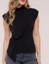 Blusa de tejido de punto negro con cuello alto drapeado, manga corta estilo sobrehombro y detalle de nudo asimétrico con frunce en la cintura frontal.