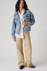 Pantalón de gabardina color beige, de corte recto y tiro alto.