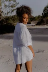 Camisa color naranja de lino 100%, de corte holgado y mangas 3/4.