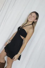 Vestido corto azul metalizado con diseño cut-out, argolla central en el busto, tirantes halter y falda con volado en el ruedo.