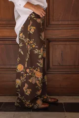 Pantalon wide leg de tiro alto con estampado floral sobre base color marrón. Cuenta con cintura con presillas y cierre frontal.