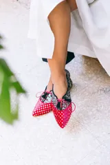 Blucher combinado en terciopelo de seda y animal print, con plantilla intercambiable y suela de cuero.