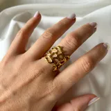 Anillo dorado con diseño calado irregular.