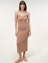 Vestido midi de tejido rib color beige, con corte recto, tirantes finos y escote en V con detalle de frunce en el centro del busto.