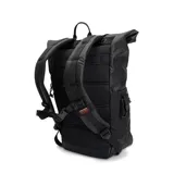 Mochila roll-up de 25 litros color negro, con cierre principal y sistema enrollable asegurado por dos hebillas. Presenta un bolsillo frontal con cierre, bolsillos laterales elásticos y compartimento interno acolchado para notebook de hasta 15 pulgadas. Incluye cinta posterior para enganche en carry on, tiras de hombros y panel trasero acolchados.