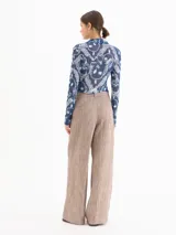 Pantalon sastrero de pierna recta, confeccionado en viscosa y lino con motivo cuadrillé Príncipe de Gales en tonos marrones. Presenta bolsillos ojal con detalle de remache.