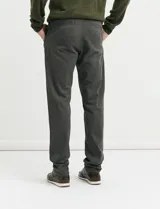 Pantalón de corte clásico confeccionado en sarga de algodón con elastano. Presenta bolsillos delanteros inclinados y bolsillos traseros de ribete.