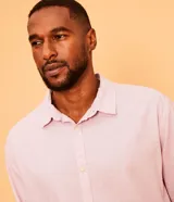 Camisa masculina de corte comfort, confeccionada en una mezcla de lino y algodón. Presenta cuello inglés, manga larga y cierre frontal abotonado.