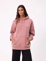 Canguro oversize color negro con efecto lavado, capucha y estampa gráfica en la espalda con tipografía desgastada y detalles en color turquesa.