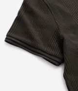 Remera polo blanca de viscosa texturizada con rayas, cuello y puños de mangas cortas en ribana con detalles contrastantes en negro.