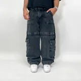 Pantalón de jean negro con efecto lavado, corte amplio, tiro alto y múltiples bolsillos cargo.