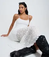 Vestido largo blanco de encaje con breteles finos ajustables y forro corto.