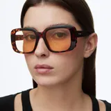 Lentes de sol con montura cuadrada oversized en estampado carey y cristales amarillos con protección UV.