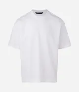 Remera de corte boxy color blanco, con cuello redondo, mangas cortas y detalle de lettering engomado en el pecho. Confeccionada en tejido de poliéster y algodón.