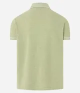 Polo de manga corta color verde salvia, con cuello polo y escote en V con borde de punto contrastante. Presenta una textura tejida sutil.