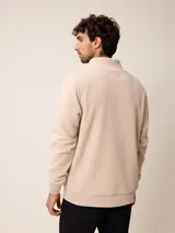 Campera de polar bordó con cierre frontal completo, cuello alto y puños elásticos. Presenta un diseño liso con logo bordado en el pecho.