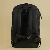 Mochila Martha Sarga de 28 litros, color gris y marrón, fabricada con tejido antidesgarro de residuos plásticos reciclados. Cuenta con cierre completo de fácil acceso, correas de compresión frontales con hebillas y tiradores de cordón.