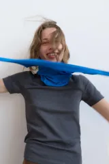 Camiseta de cuello redondo y manga corta, con corte regular fit.