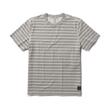 Remera Roark de manga corta y cuello redondo, con diseño de rayas horizontales en tonos gris y beige, y detalle de etiqueta con logo en el borde inferior.
