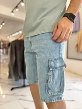 Bermuda de jean estilo cargo con bolsillos laterales con solapa y corte oversize.