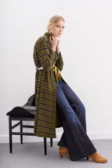 Kimono largo con estampado batik, mangas largas y bolsillos laterales.