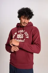 Hoodie bordó con capucha y cordones ajustables, presenta un estampado frontal con texto en color crema y bolsillo tipo canguro.