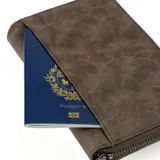 Portapasaporte de cuero genuino con acabado texturizado y cierre perimetral. Cuenta con tecnología de protección anticlonación, capacidad para dos pasaportes, seis tarjetas, efectivo y documentos de viaje.