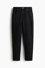 Jean tobillero negro de cinco bolsillos en denim con leve stretch, pierna recta, tiro alto y cierre con botón.