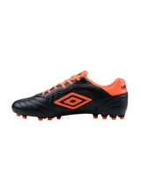 Championes de fútbol Umbro modelo Touch AT, color negro, con diseño clásico de costuras en la puntera y logo de la marca en el lateral. Cuenta con suela de tapones para césped.