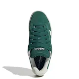 Championes urbanos Adidas modelo Grand Court Alpha, color verde con las icónicas tres tiras laterales en blanco. Presentan una capellada de gamuza, cuello acolchado en color blanco y suela de goma con base color caramelo.