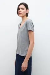 Remera gris melange de manga corta con escote en V.
