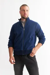 Campera azul marino de polar con cierre frontal, cuello alto y puños y cintura acanalados.