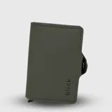 Tarjetero compacto con sistema de deslizamiento para tarjetas, fabricado en material sintético texturizado color verde oliva. Cuenta con compartimentos internos adicionales y espacio para billetes.