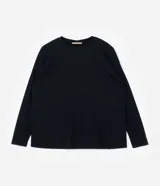 Blusa de manga larga confeccionada en tejido rib, con cuello redondo y diseño ajustado al cuerpo.