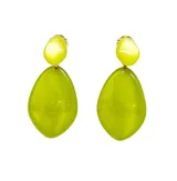 Aros colgantes con clip, hechos de resina color verde lima y amarillo.