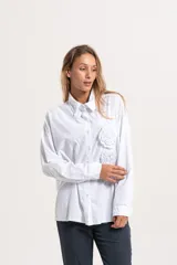 Camisa de pana blanca con cuello clásico, cierre frontal de botones y aplicaciones florales en relieve en el frente.