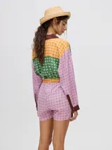 Short boxy de viscosa con estampado geométrico en tonos verde y beige, de tiro medio con pretina elástica y cordón de ajuste marrón oscuro.