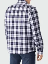 Camisa a cuadros azul marino y blanco, de manga larga y corte clásico.