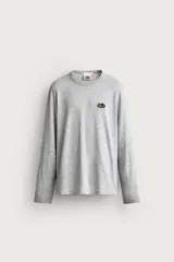 Camiseta relaxed fit de manga larga y cuello redondo, color gris melange, con aplicación de parche gráfico Fruit of the Loom en el pecho. Colección especial Fruit of the Loom x Zara.
