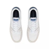 Championes Lacoste modelo L001, de diseño urbano con base blanca, detalles en gamuza beige y refuerzo azul en el talón. Presenta el logo del cocodrilo bordado en el lateral y suela de goma blanca.