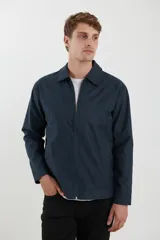 Campera azul marino de napa ecológica con cierre frontal metálico, bolsillos laterales y cuello camisero.