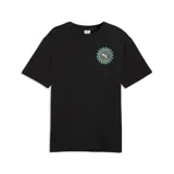 Remera Puma Sunset Drive Relax negra, con cuello redondo, manga corta y estampa circular con forma de sol en el pecho.