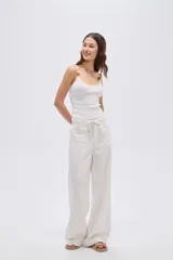 Pantalón ancho de algodón en color blanco natural, con bolsillos y cordón ajustable en la cintura.