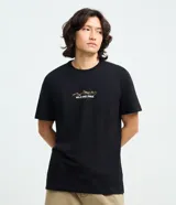 Remera negra de manga corta con cuello redondo y estampa frontal pequeña con texto "Wild and Free" y diseño de montañas.
