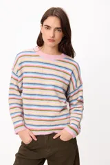 Sweater de punto con diseño de rayas horizontales multicolores en tonos marrón, verde, rosa y amarillo. Presenta cuello redondo, mangas largas y corte holgado.