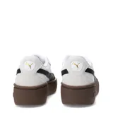 Championes Puma Club II Era Platform, color blanco con detalles en negro y suela de plataforma color marrón. Presentan el logo de la marca en dorado en el lateral y refuerzos de gamuza en la puntera y el talón.