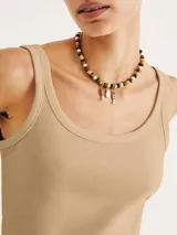 Musculosa básica de algodón en color beige, con cuello redondo y breteles anchos.