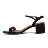 Sandalia de mujer Vizzano color negro, con tiras finas y taco ancho medio. Presenta una tira ajustable con hebilla en el tobillo y una tira frontal sobre los dedos. La suela es de material brillante.