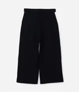 Pantalón pantacourt negro con raya lateral blanca, confeccionado en viscosa y elastano.