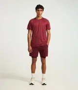 Remera deportiva de hombre con tecnología Dry, cuello redondo y mangas cortas. Presenta un diseño con estampa sutil tipo heat print y detalles de líneas en los hombros.